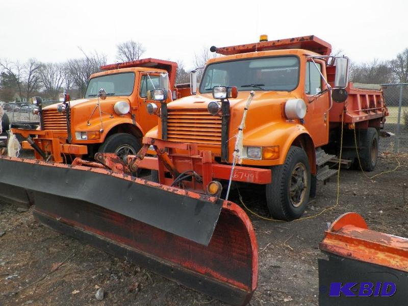 lot 5 image: 1991 Orange International 4900 Plow Truck