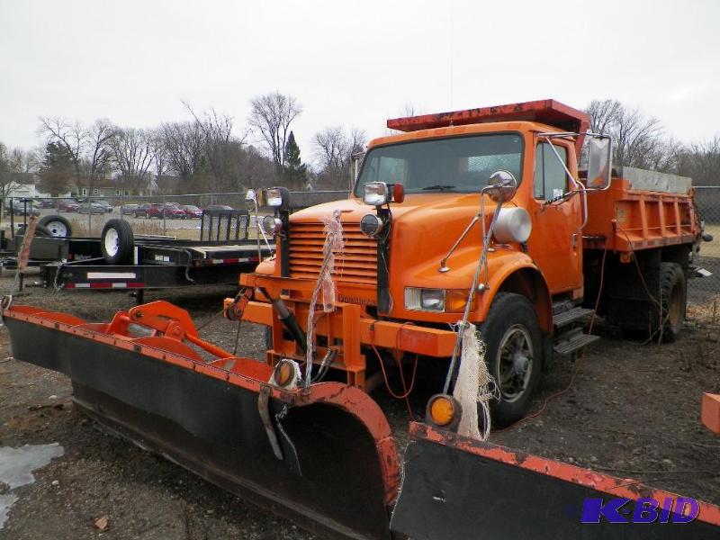 lot 6 image: 1991 Orange International 4900 Plow Truck
