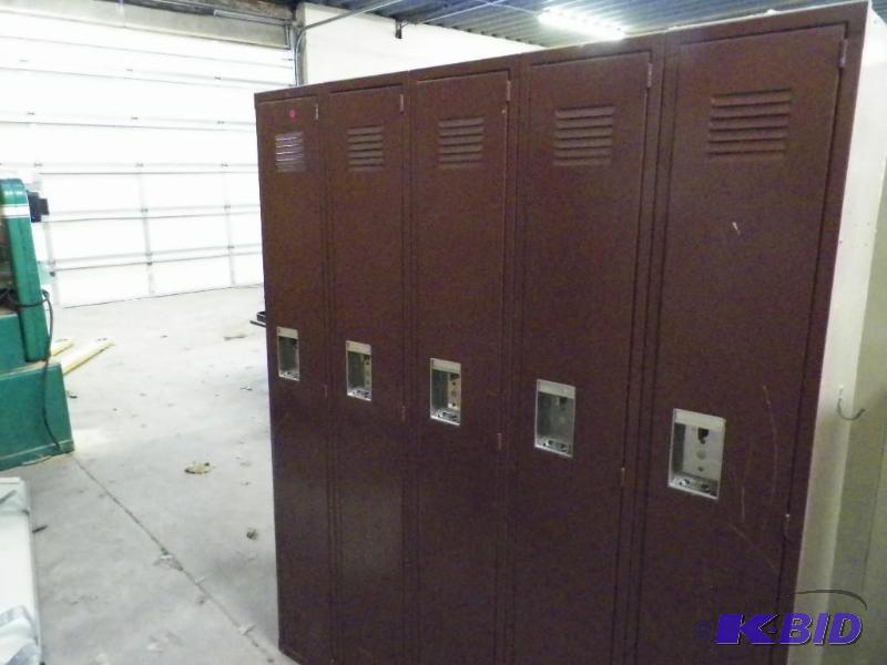 lot 10 image: Set of 5 lockers (connected)