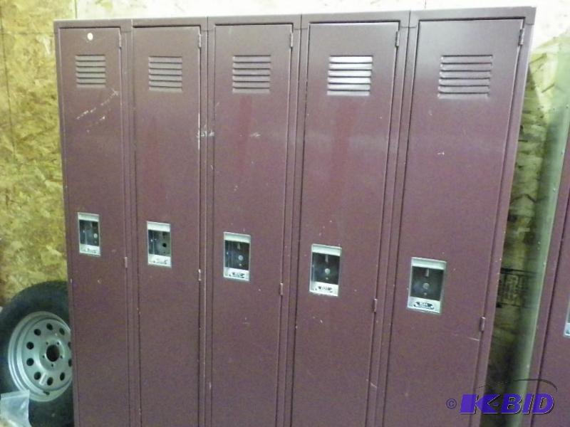 lot 11 image: Set of 5 lockers (connected)