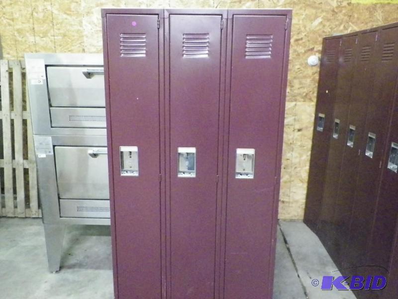 lot 17 image: Set of 3 lockers (connected)