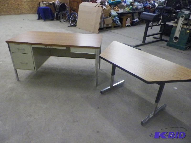 lot 314 image: Teacher Desk & Misc Desk