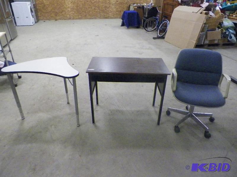 lot 315 image: Desks  Tables and Chair