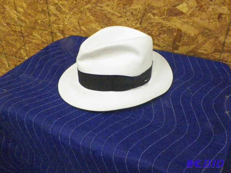 lot 326 image: White Fedora Hat