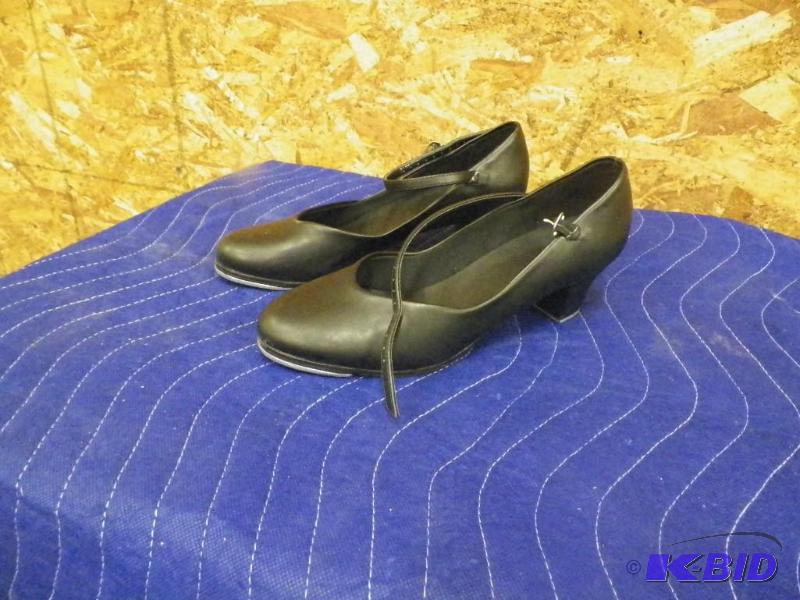 lot 338 image: Black Tap shoes