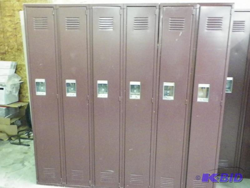 lot 4 image: Set of 6 Lockers (connected)