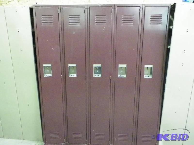 lot 7 image: Set of 5 lockers (connected)