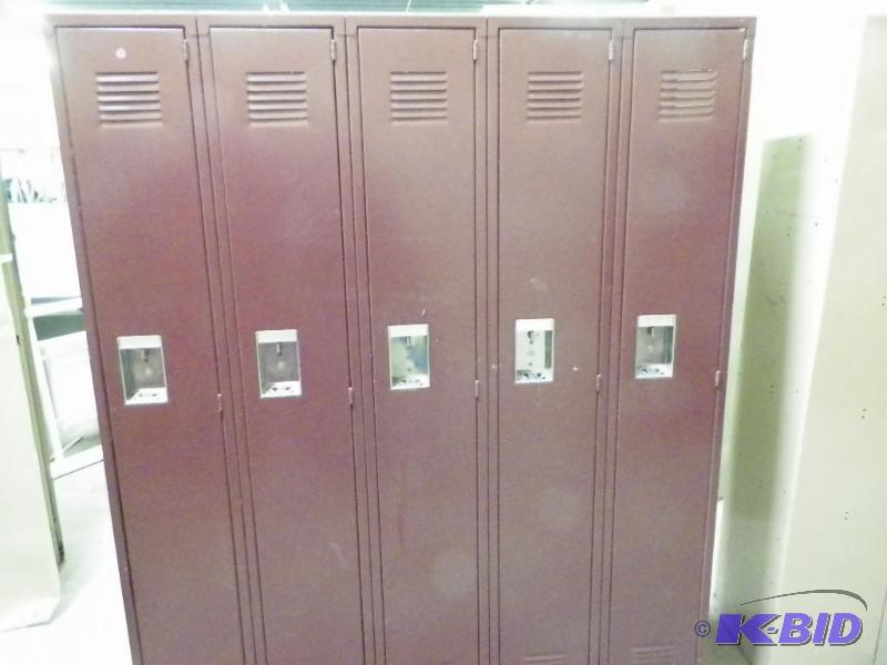 lot 8 image: Set of 5 lockers (connected)