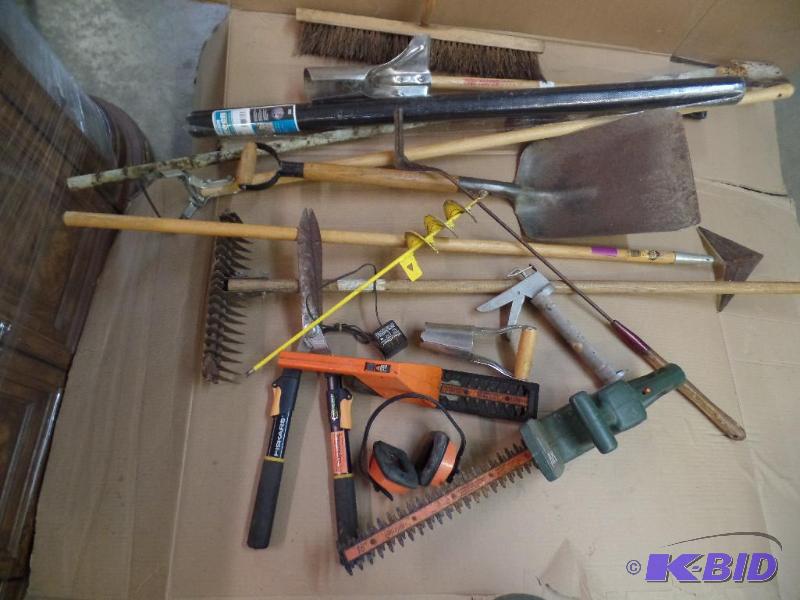 lot 12 image: Trimmers and Implements