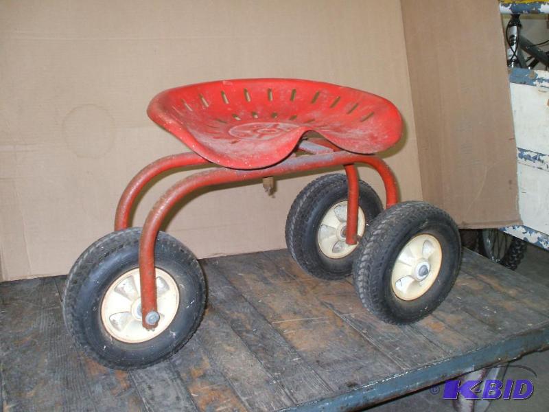 lot 47 image: Gardening Seat