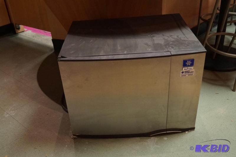 lot 18 image: Ice maker