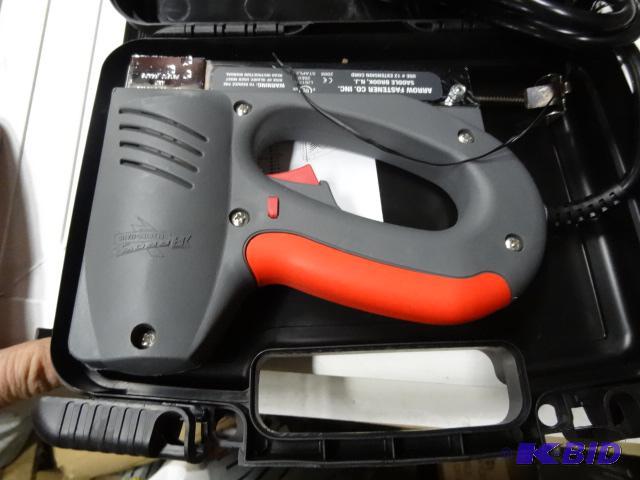 lot 18 image: New in box arrow brand ETFX 50 electric stapl...