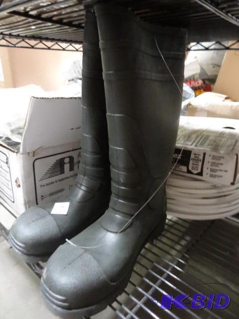 lot 54 image: New pair of tingly brand rubber waterproof bo...