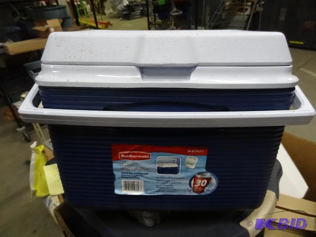 lot 58 image: New Rubbermaid brand 24 quart cooler. Blue co...
