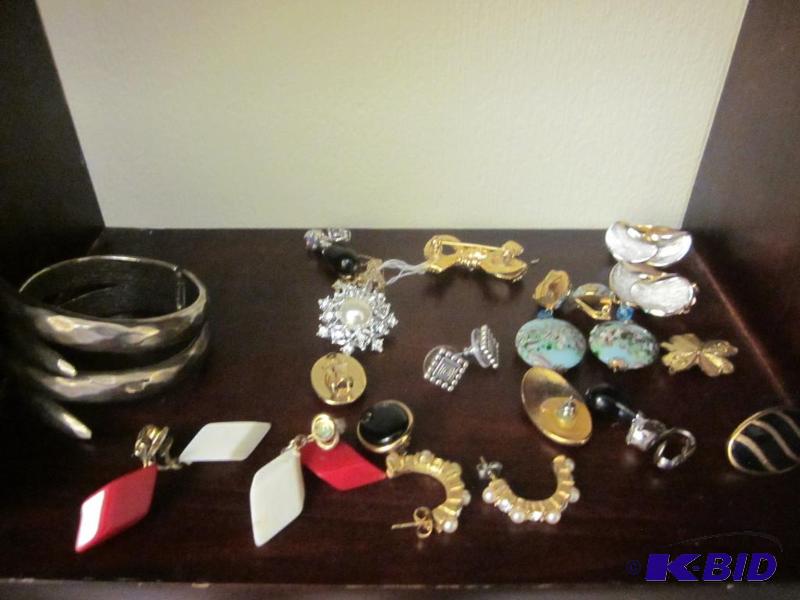 lot 12 image: Lot of vintage costume jewelry, including Tri...