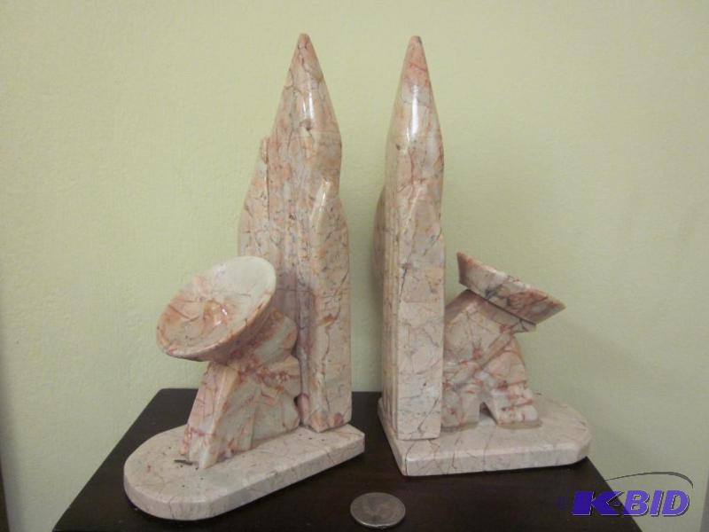 lot 13 image: Pair of nice swirl marble bookends.   &n...