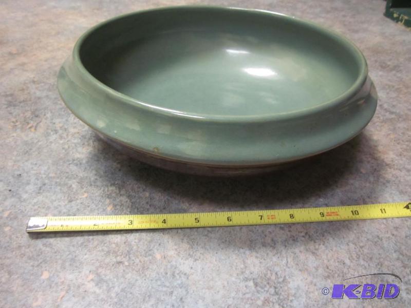 lot 31 image: Rare 12 inch Red Wing village green fruit bow...
