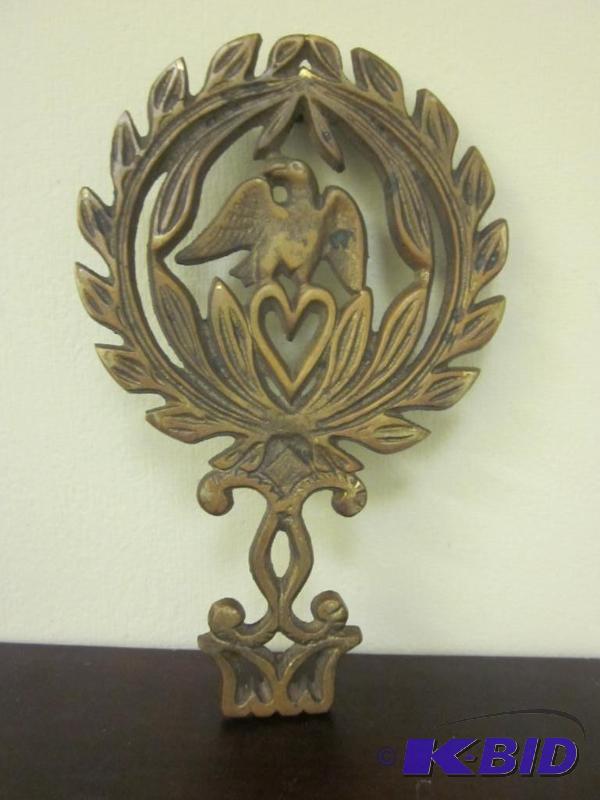 lot 32 image: Vintage Wilton cast bronze eagle and wreath t...