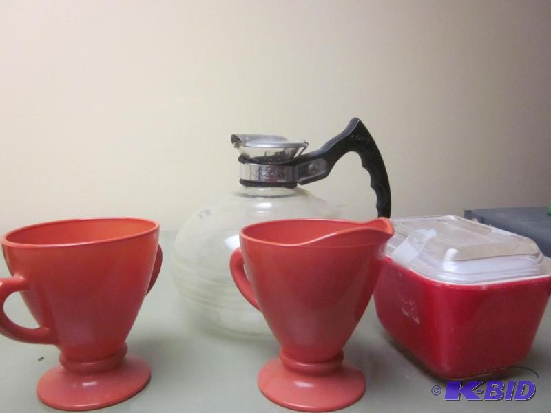 lot 52 image: Lot of vintage glassware, including Pyrex and...