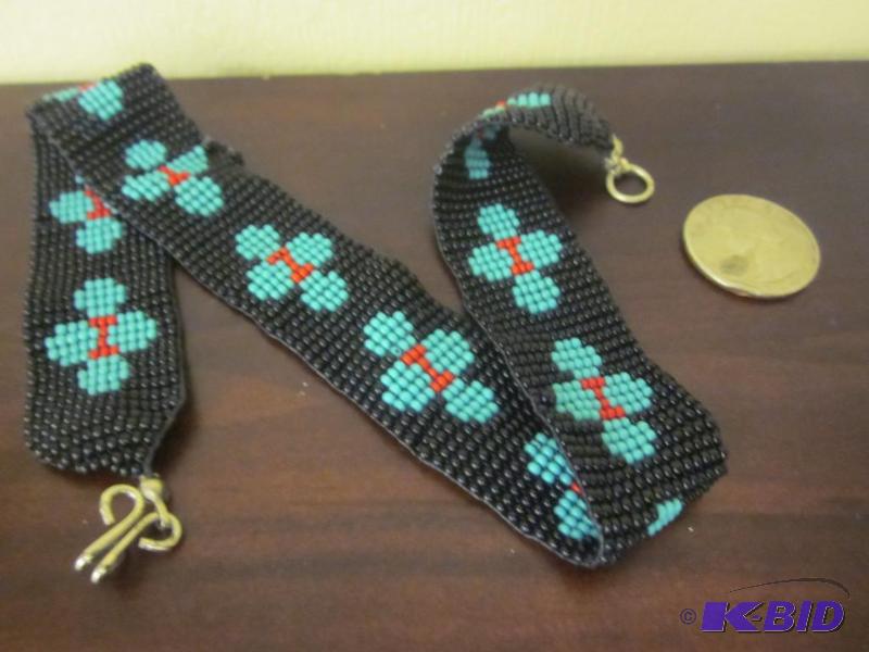 lot 9 image: Beaded Native American choker, one strand of ...
