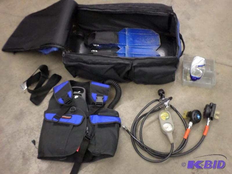 lot 128 image: Scuba-Diving Set (1) Bag, (1) Octapus Regula...