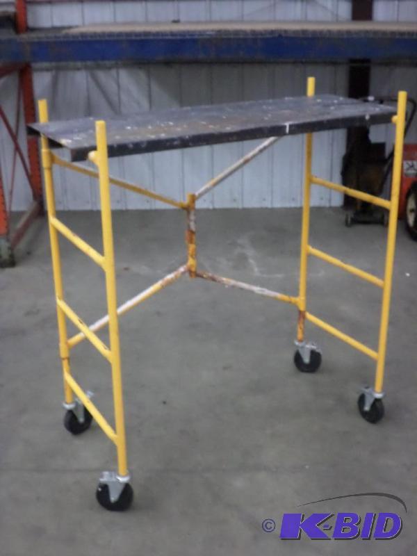 lot 58 image: 4ft Folding Painters Scaffolding Set...