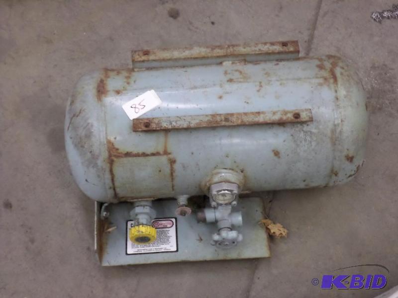 lot 85 image: 6-Gallon Manchester Pressure Tank...