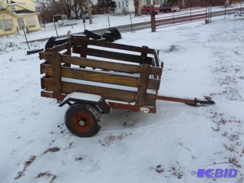 lot 10 image: Heavy duty lawn and garden trailer that measu...