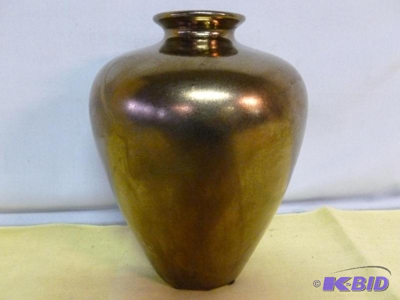 lot 105 image: Beautiful ceramic vase that measures 8" ...