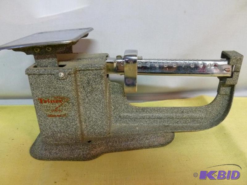 lot 120 image: Vintage Triner&nbspmetal bodied 9 oz. scale ...