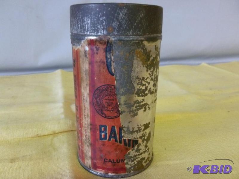 lot 132 image: Vintage Calumet Baking Powder 1 pound metal c...