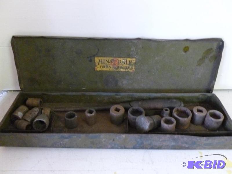 lot 140 image: Vintage Hins & Dale metal tool box with s...