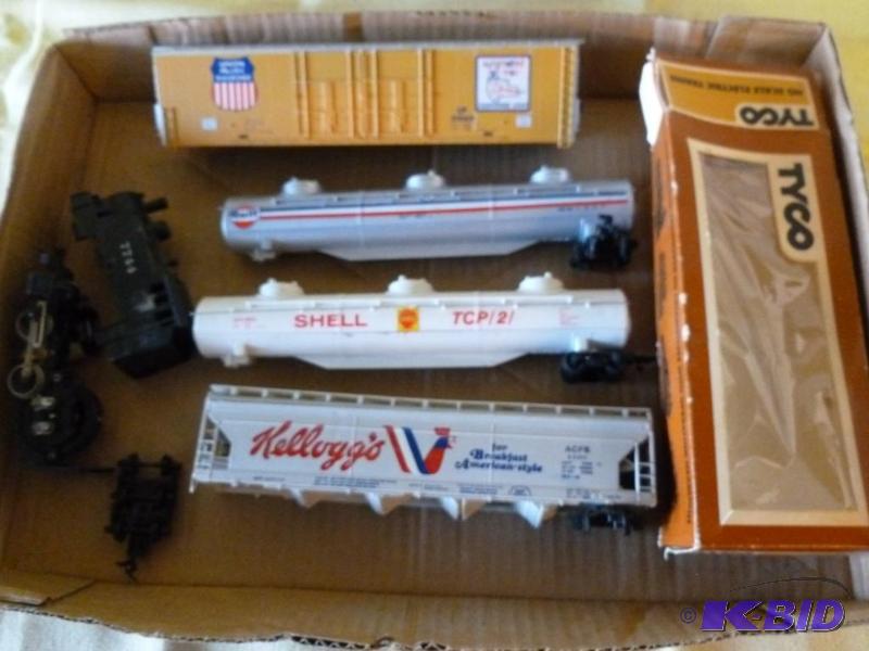 lot 171 image: Lot of six HO scale train cars for parts or r...