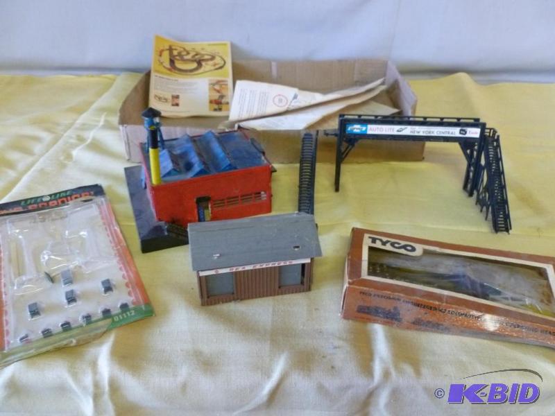 lot 172 image: Lot of HO scale train set buildings and scene...