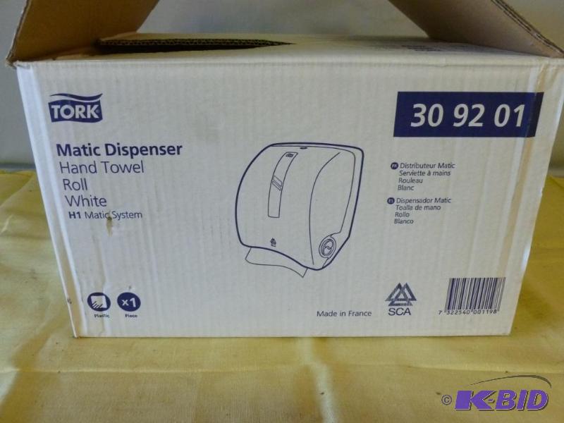 lot 197 image: Tork&nbspMatic Dispenser, paper towel roll d...