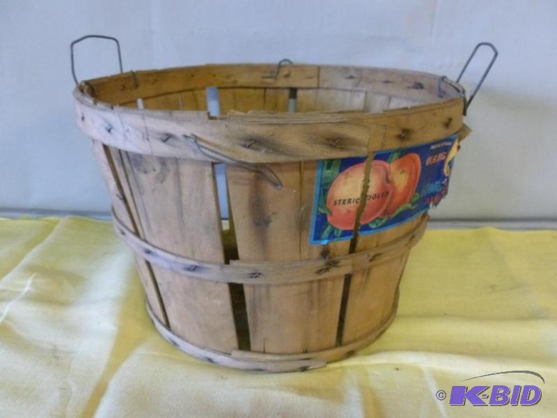 lot 209 image: Vintage Georgia Peach&nbspwooden bushel bask...