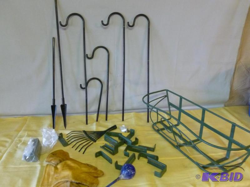 lot 211 image: Lot of outdoor yard items that includes a lar...