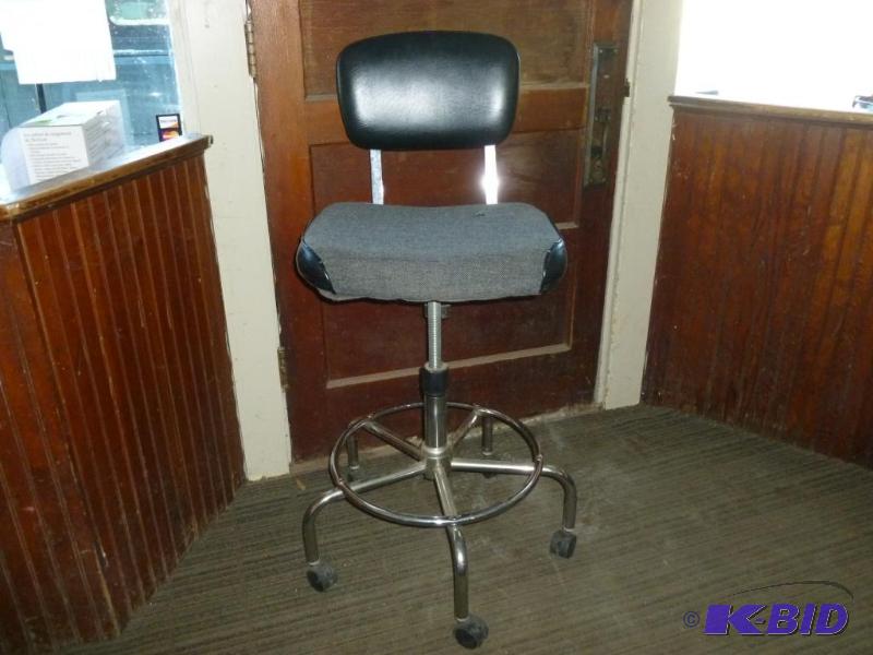 lot 224 image: Heavy duty swivel  roller office stool. ...