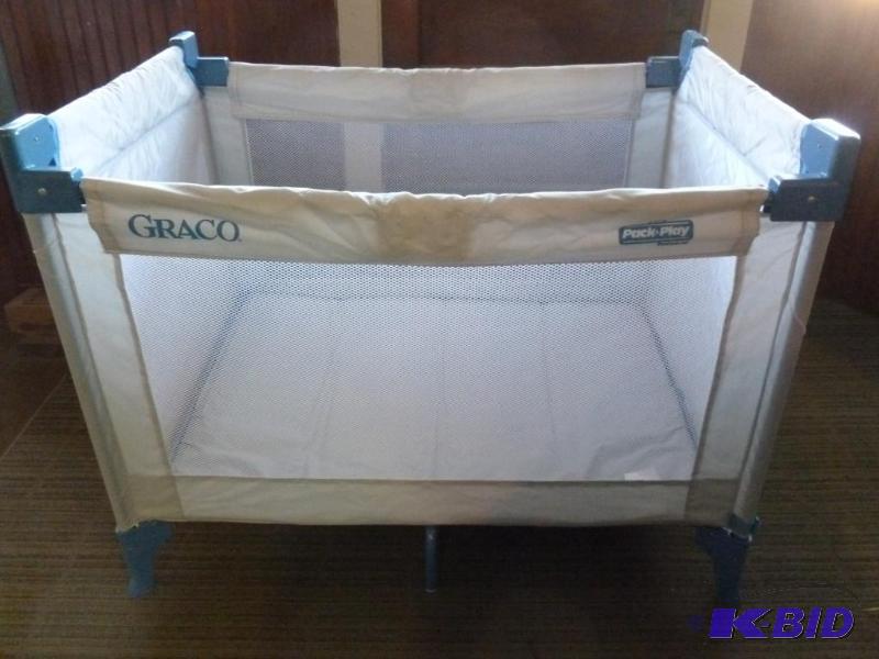 lot 239 image: Graco toddler play pen, appears to be in good...