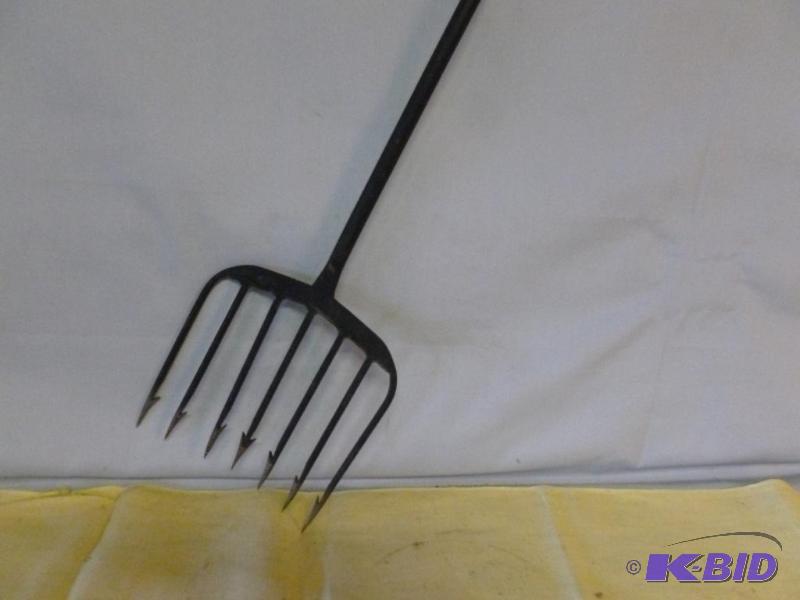 lot 244 image: Heavy duty seven tine darkhouse fishing spear...