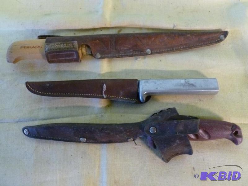 lot 262 image: Lot of three fishing filet knives that includ...