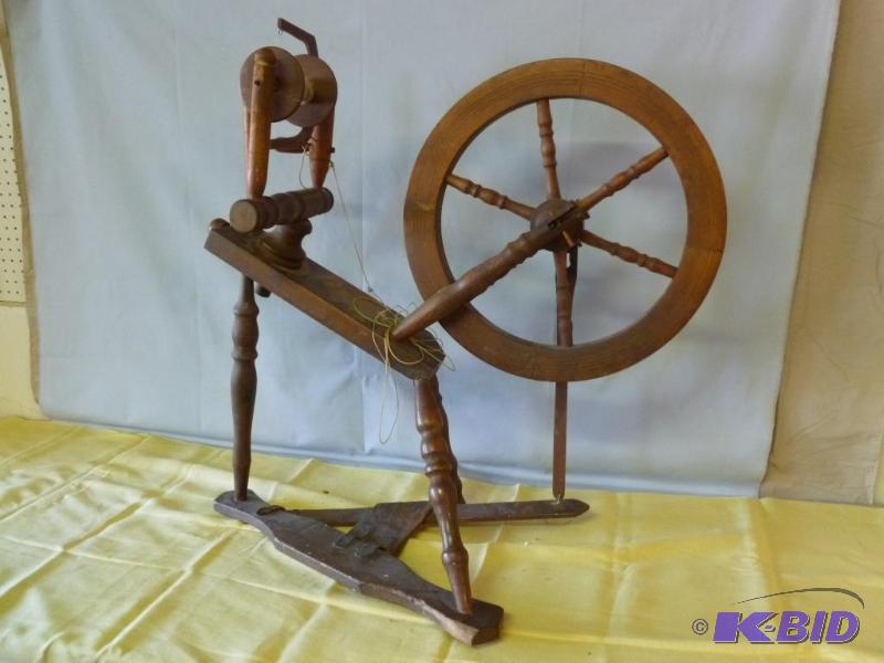 lot 3 image: Large Vintage Wooden Spinning Wheel that meas...