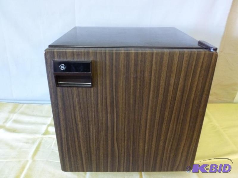 lot 5 image: GE dorm room type refrigerator with freezer c...