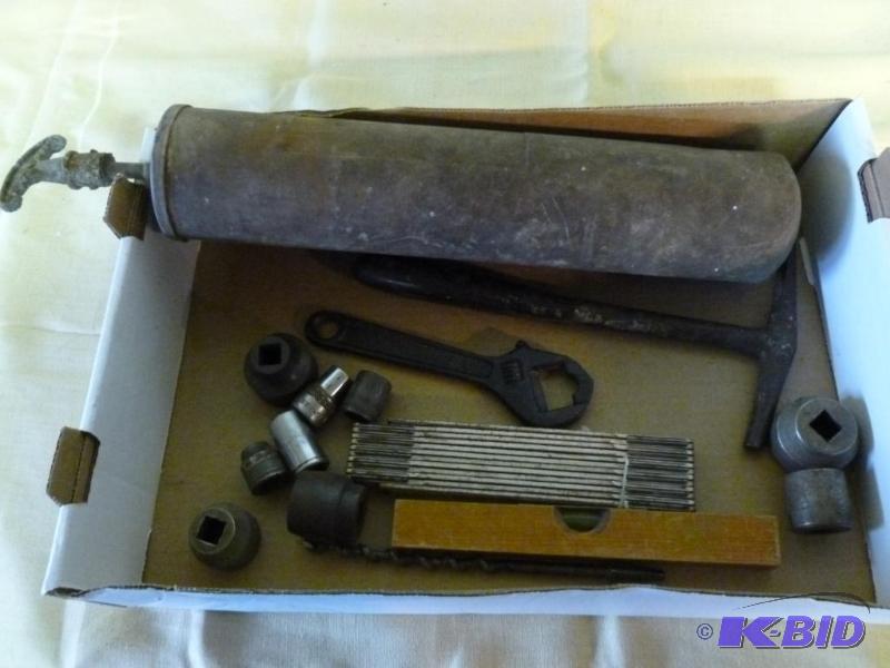 lot 54 image: Lot of tools that includes sockets, specialty...
