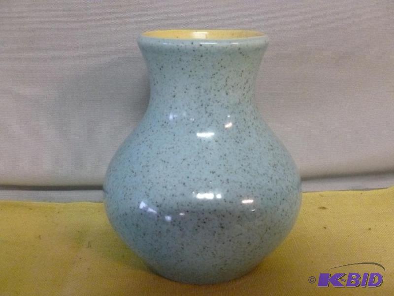 lot 80 image: Beautiful Red Wing Vase # M1550, measures 4.5...