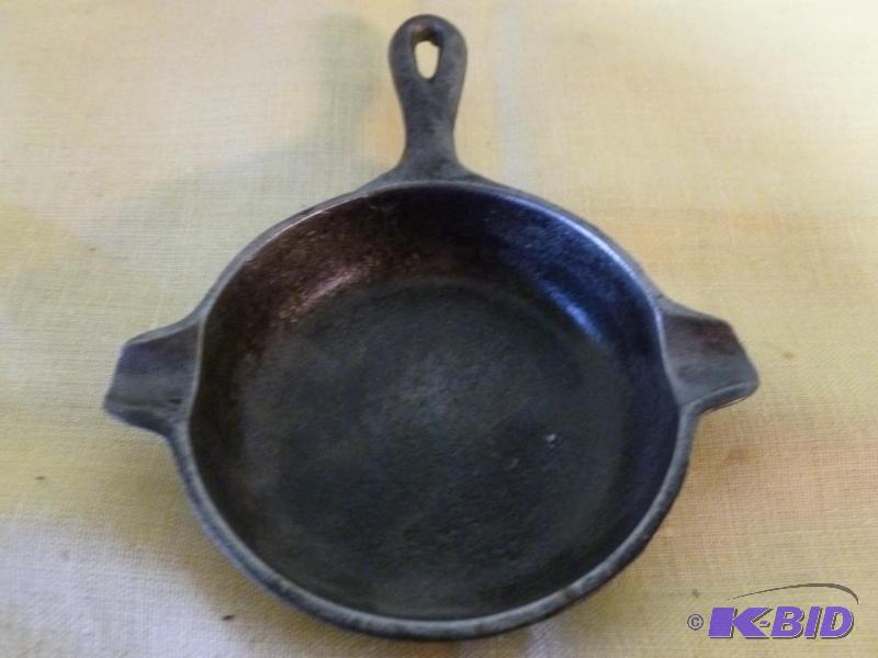lot 84 image: Vintage Wagner Ware cast iron ash tray that m...