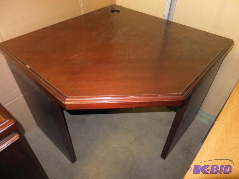 lot 1 image: Corner Desk Unit