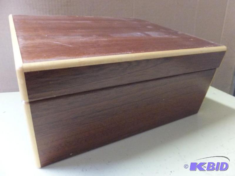 lot 22 image: Decor Item