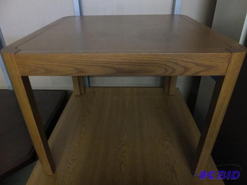 lot 6 image: Accent Table