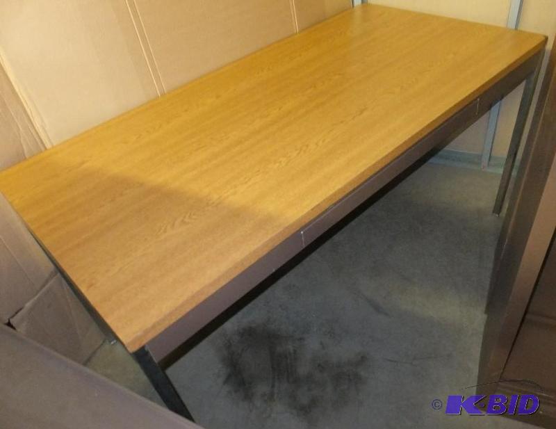 lot 7 image: Desk
